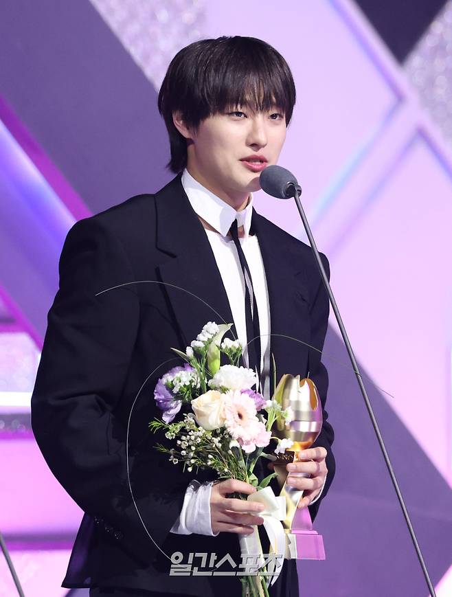 ‘2025 코리아 그랜드 뮤직 어워즈 with iM뱅크’(2025 KGMA) 첫날 아티스트데이가 14일 오후 인천 영종도 인스파이어 아레나에서 펼쳐졌다. 가수 우즈가 베스트 메모리상을 수상하고 소감을 말하고 있다. 영종도(인천)=KGMA특별취재단/2025.11.14./