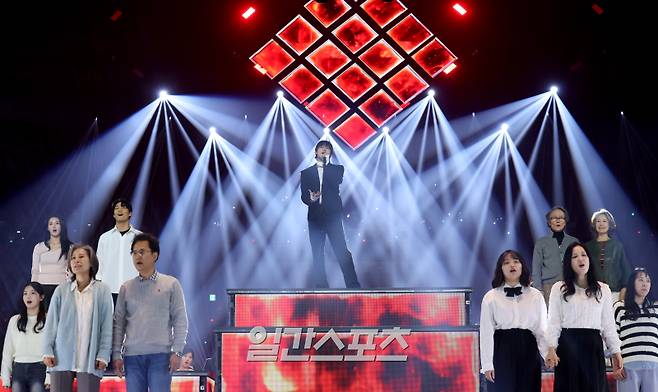 2025 코리아 그랜드 뮤직 어워즈 with iM뱅크’(2025 KGMA) 첫날 아티스트데이가 14일 오후 인천 영종도 인스파이어 아레나에서 펼쳐졌다. 우즈가 멋진 무대를 꾸미고 있다. 영종도(인천)=KGMA특별취재단/2025.11.14./