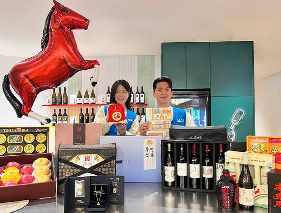 GS25에서 모델이 설 선물세트를 소개하고 있다. [사진=GS25]