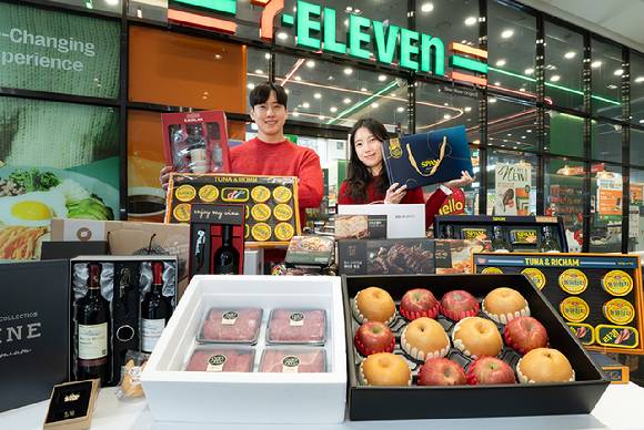 세븐일레븐은 식품부터 생활용품, 재테크 상품 등 다양한 명절 선물세트를 판매한다. [사진=세븐일레븐]