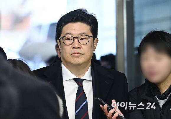 '홈플러스 단기채권 사태'의 정점으로 지목된 김병주 MBK파트너스 회장이 구속 전 피의자 심문(영장실질심사)을 위해 13일 서울 서초구 서울중앙지방법원에 들어서고 있다. [사진=아이뉴스24 DB]