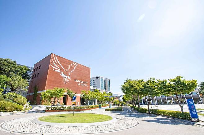 서울시립대는 조기취업형 계약학과 사업의 일환으로 바이오헬스·에코 융합학과 대학원을 신설, 기업 맞춤형 인재를 양성하고 있다. [사진 서울시립대]