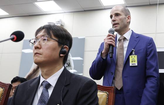 지난해 12월 31일 국회에서 열린 쿠팡 연석 청문회 둘째날, 로저스 대표가 의원 질의에 답하고 있다. 앞에 앉은 이는 박대준 전 쿠팡 대표이사. 지난 6월 쿠팡 단독 대표이사에 올랐던 박 전 대표는 3370만건의 고객 정보 유출 사건 이후 12월 10일 대표 자리에서 물러났다. 임현동 기자