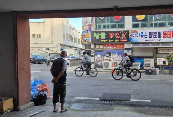전남 영암군 삼호읍 ‘모촌 원룸’ 건물주 박찬수(79)씨가 출근하는 이주노동자를 바라보고 있다. 전율 기자
