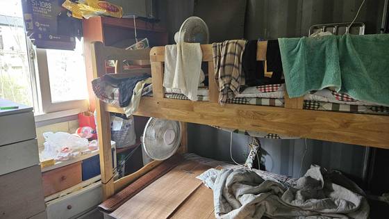 지난해 제주도의 한 중국 불법 체류자 숙소에 마르지 않은 옷감이 널려 있다. 김정재 기자