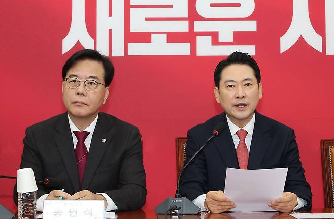 국민의힘 장동혁 대표(오른쪽)와 송언석 원내대표. 연합뉴스
