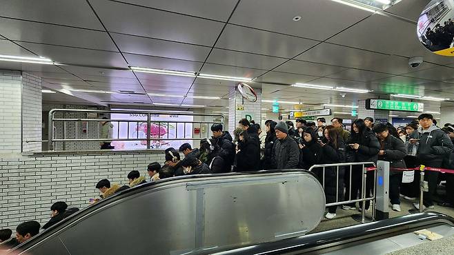 13일 오전 서울 구로구 신도림역 지하철 1·2호선 환승 구간에 승객 대기줄이 길게 늘어선 모습. 이규림 기자