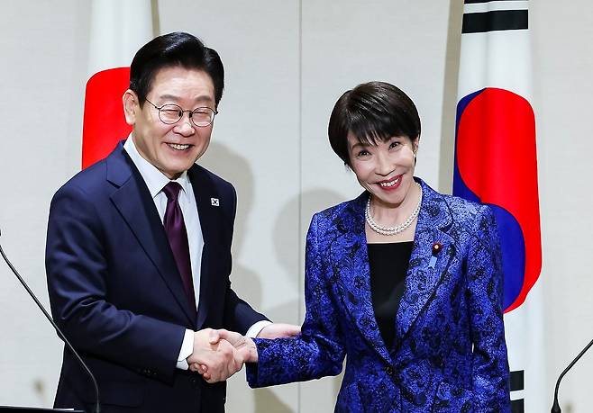 이재명 대통령과 다카이치 사나에 일본 총리가 13일 일본 나라현 회담장에서 공동언론발표를 마치고 악수하고 있다. 전민규 기자