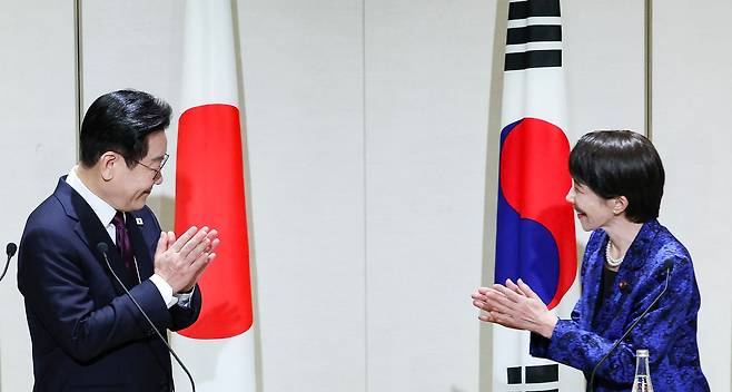 이재명 대통령과 다카이치 사나에 일본 총리가 13일 일본 나라현 회담장에서 공동언론발표를 마치고 박수를 치고 있다. 사진 청와대 제공