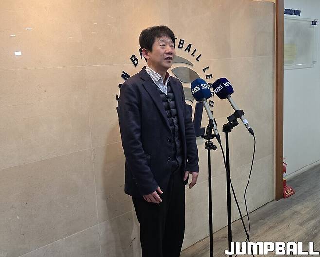 ▲ 가스공사 박철효 부단장이 KBL에 구단의 입장을 소명한 후 취재진과 인터뷰를 진행하고 있다.