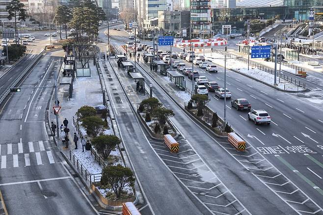 서울 시내버스 노동조합이 무기한 전면파업에 돌입한 13일 오전 서울역 버스환승센터 시내버스 정류장이 한산한 모습을 보이고 있다. 사진=임형택기자