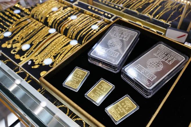 서울 종로구 정인보석에 골드바와 실버바가 놓여있다. 사진=연합뉴스