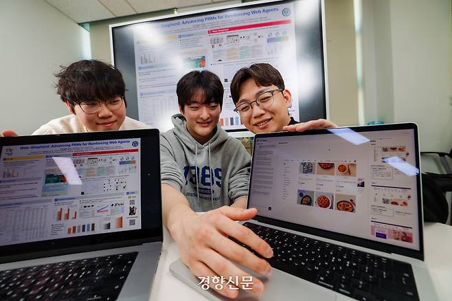 지난달 18일 서울 서대문구 연세대학교 공학원에서 채형주씨, 조준희씨, 여진영 교수(왼쪽부터)가 AI 에이전트 ‘웹셰퍼트’에 대해 설명하고 있다. 이준헌 기자