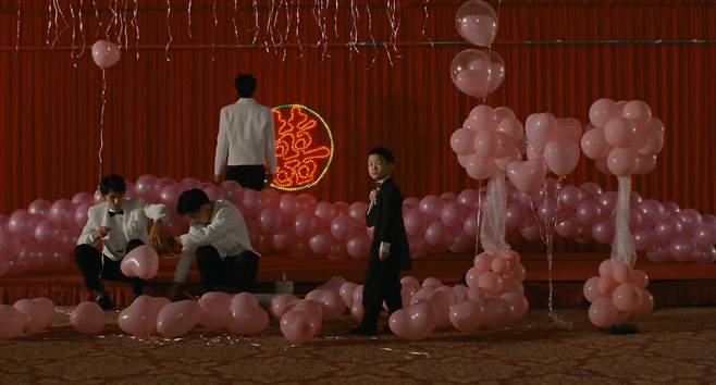 <하나 그리고 둘>의 양양(조나단 창)이 삼촌 아디(진희성)의 결혼식장에 서서 정면을 보고 있다. 에무필름즈 제공