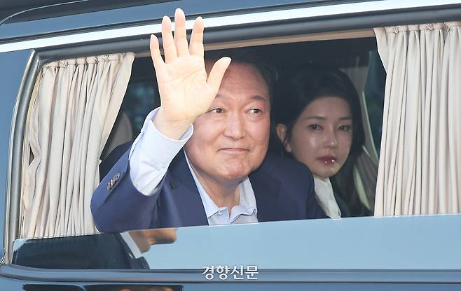 윤석열 전 대통령과 김건희 여사가 헌법재판소 파면 결정 후 일주일 만인 지난해 4월11일 오후 서울 용산구 한남동 대통령 관저를 떠나고 있다. 권도현 기자