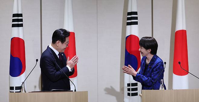 이재명 대통령과 다카이치 사나에 일본 총리가 13일 일본 나라현 정상회담장에서 공동언론발표 후 박수치고 있다. 연합뉴스
