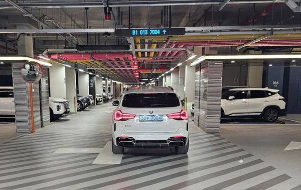 삼성물산 건설부문의 AI 활용 실시간 주차정보 서비스.  각 사 제공