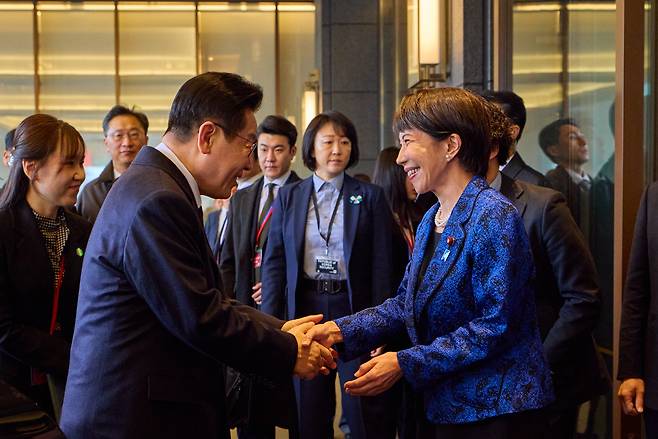 President Lee Jae Myung (left) shakes hands with Japanese Prime Minister Sanae Takaichi ahead of their summit talks in Japan's Nara on Tuesday. (Pool photo via Yonhap)