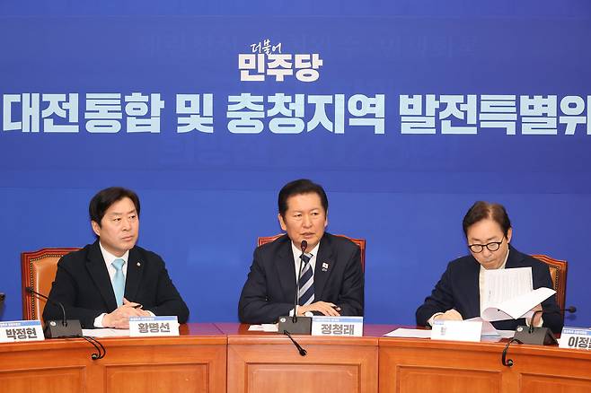 Jung Chung-rae, leader of the Democratic Party, speaks at the second plenary meeting of the Special Committee on the Integration of South Chungcheong Province and Daejeon and Regional Development of the Chungcheong area, held at the National Assembly in Yeouido, Seoul, on Jan. 6. [YONHAP]
