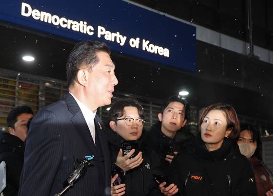 Democratic Party lawmaker Kim Byung-kee leaves the party headquarters in Yeouido, western Seoul, after presenting his case on corruption allegations surrounding him and his family at a meeting of the party’s ethics tribunal on Jan. 12, 2026. [NEWS1]