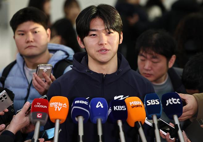 Korean infielder Kim Do-yeong speaks to reporters at Incheon International Airport, west of Seoul, on Jan. 9, before departing for Saipan for a national team training camp ahead of the World Baseball Classic. [YONHAP]