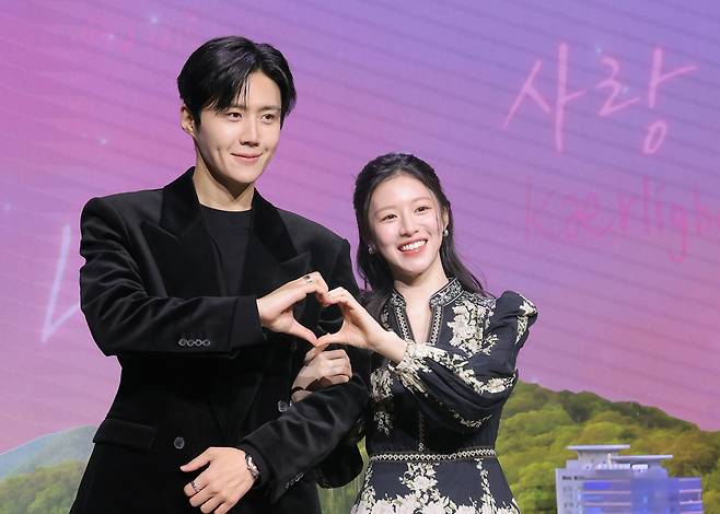 Actors Kim Seon-ho, left, and Go Youn-jung pose during a press conference for Netflix's romantic comedy series ″Can This Love Be Translated?″ held at Gangnam District, southern Seoul, on Jan. 13. [NEWS1]