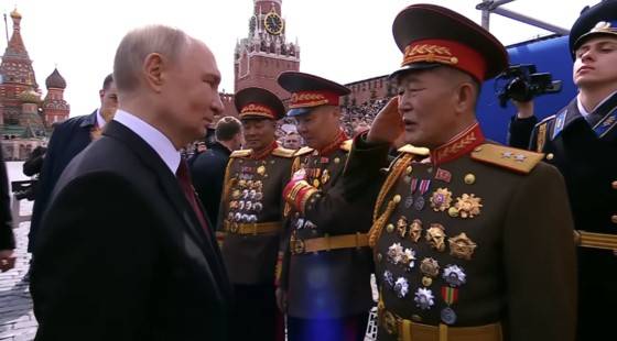 A North Korean general salutes Russian President Vladimir Putin at Red Square in Moscow, Russia, on May 9, 2025. The South Korean government believes the person is Lt. Gen. Cha Yong-bom, first vice minister of national defense and director general of the General Bureau of North Korea. [SCREEN CAPTURE]