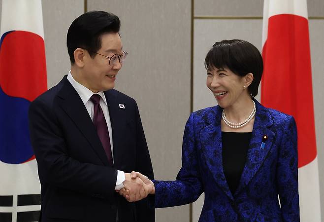 South Korean President Lee Jae Myung, left, shakes hands with Japanese Prime Minister Sanae Takaichi at the start of their meeting in Nara, western Japan, on Jan. 13. [AP/YONHAP]