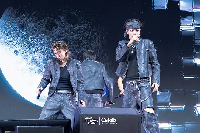Boy band LNGSHOT performs the lead track “Moonwalkin'” during a showcase for the release of its first EP, ″Shot Callers,″ at Myunghwa Live Hall in western Seoul on Jan. 13. [DANIELA GONZALEZ PEREZ]