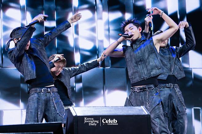 Boy band LNGSHOT performs the lead track “Moonwalkin'” during a showcase for the release of its first EP, ″Shot Callers,″ at Myunghwa Live Hall in western Seoul on Jan. 13. [DANIELA GONZALEZ PEREZ]
