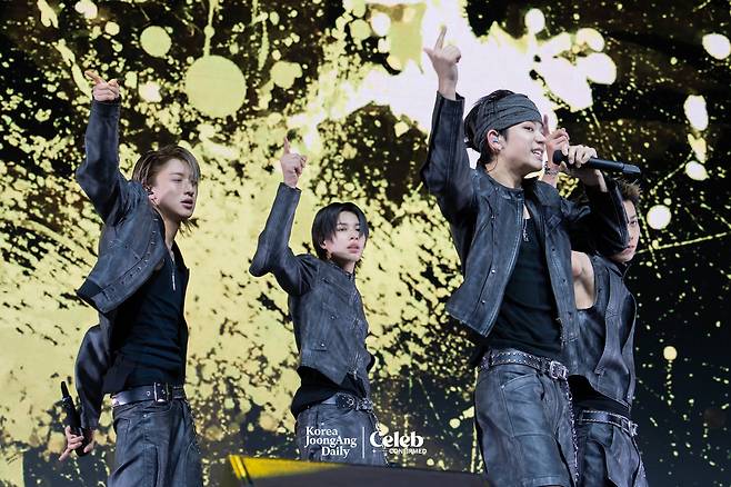Boy band LNGSHOT performs the pre-release track ″Saucin'″ during a showcase for the release of its first EP, ″Shot Callers,″ at Myunghwa Live Hall in western Seoul on Jan. 13. [DANIELA GONZALEZ PEREZ]