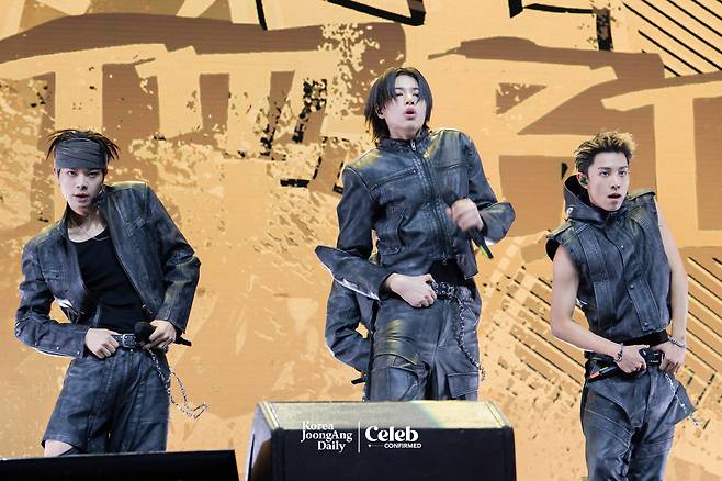 Boy band LNGSHOT performs the pre-release track ″Saucin'″ during a showcase for the release of its first EP, ″Shot Callers,″ at Myunghwa Live Hall in western Seoul on Jan. 13. [DANIELA GONZALEZ PEREZ]