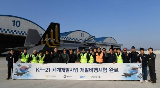 12일 KF-21 최종 개발 비행시험을 마친 시제 4호기 앞에서 시험 조종사들을 비롯한 한국우주산업 등 관계자들이 함께 기념촬영 중이다. 방위사업청 제공
