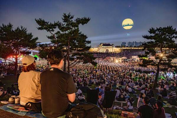 수원시민과 관광객들이 수원시 대규모 문화공연 중 하나인 수원화성헤리티지콘서트를 관람하고 있다. 수원시 제공