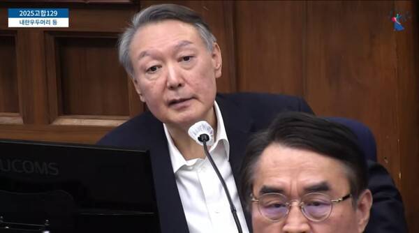 ▲윤석열 전 대통령이 지난 7일 자신의 내란우두머리 재판에서 김용현 전 국방부장관을 상대로 증인신문을 하고 있다. 사진=서울중앙지법 영상 갈무리