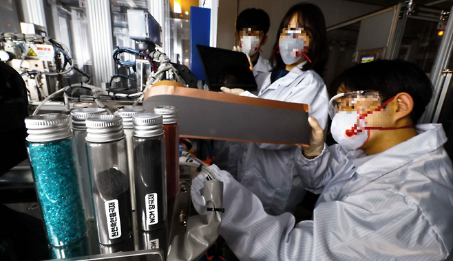 대한민국의 신성장 동력인 2차전지의 핵심 소재인 양극재와 음극재를 동시 생산하는  기업인 포스코퓨처엠 연구원들이 세종시에 위치한 에너지소재연구소에서 시험용 배터리를 활용해 양·음극재 특성을 테스트하며 제품의 경쟁력을 키우고 있다. [김호영 기자]