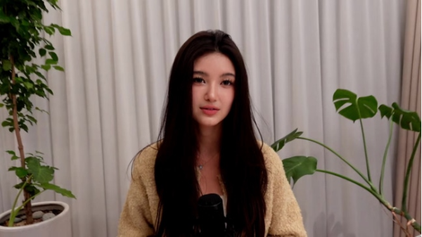 어도어로부터 전속계약 해지 통보를 받은 그룹 뉴진스 출신 다니엘이 퇴출 후 첫 심경을 밝힌 가운데 영어로 남긴 영어로 남긴 심경 발언이 의미심장한 의미를 내포하고 있으면서 눈길을 끌고 있다. / 사진 = 다니엘 라이브 캡처