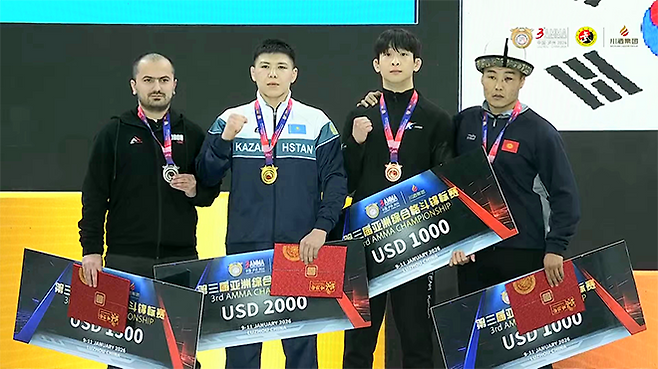 대한MMA총협회 최은석이 2026년 1월 중국 쓰촨성 루저우시에서 제3회 아시아종합격투기협회 선수권대회 남자 현대 71㎏ 동메달 기념 촬영을 하고 있다. 종합격투기는 9월 20~22일 제20회 일본 아이치-나고야 하계아시안게임 정식 종목으로 치러진다. 사진=AMMA