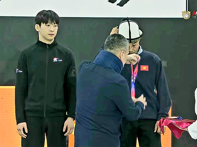 대한MMA총협회 최은석이 2026년 1월 중국 쓰촨성 루저우시 제3회 아시아종합격투기협회 선수권대회 남자 현대 71㎏ 동메달 시상식에 참가하고 있다. 종합격투기는 9월 20~22일 제20회 일본 아이치-나고야 하계아시안게임 정식 종목으로 치러진다. 사진=AMMA