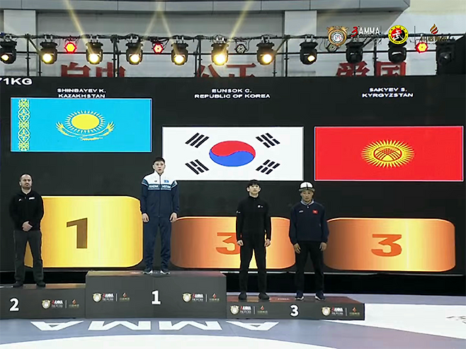 대한MMA총협회 최은석이 2026년 1월 중국 쓰촨성 루저우시 제3회 아시아종합격투기협회 선수권대회 남자 현대 71㎏ 동메달 시상식에 참가하고 있다. 종합격투기는 9월 20~22일 제20회 일본 아이치-나고야 하계아시안게임 정식 종목으로 치러진다. 사진=AMMA