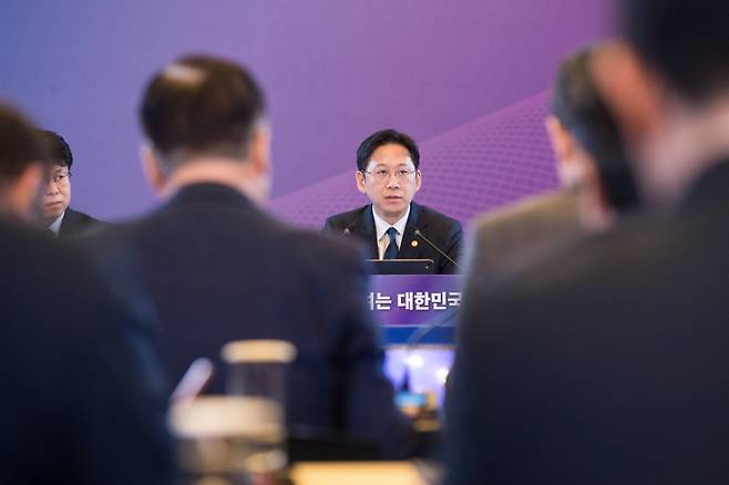 13일 오후 서울 중구 서울중앙우체국에서 열린 '국립중앙과학관 및 우정사업본부 업무보고' 에서 배경훈 부총리 겸 과학기술정보통신부 장관의 발언이 유튜브로 생중계 되고 있다. 이날 국립중앙과학관, 국립과천과학관, 국립광주과학관, 국립대구과학관, 국립부산과학관, 우정사업본부, 우체국금융개발원, 우체국물류지원단, 우체국시설관리단, 한국우편사업진흥원 등이 업무보고를 실시했다.  / 사진제공=과기정통부