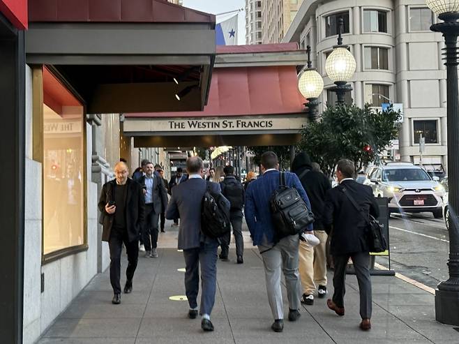 12일(현지시간) 오전 7시25분 '제44회 JP모건 헬스케어 컨퍼런스'가 열리는 미국 샌프란시스코 더 웨스틴 세인트 프랜시스 호텔 앞 인도에 컨퍼런스 참석자들이 오가고 있다./사진=김선아 기자