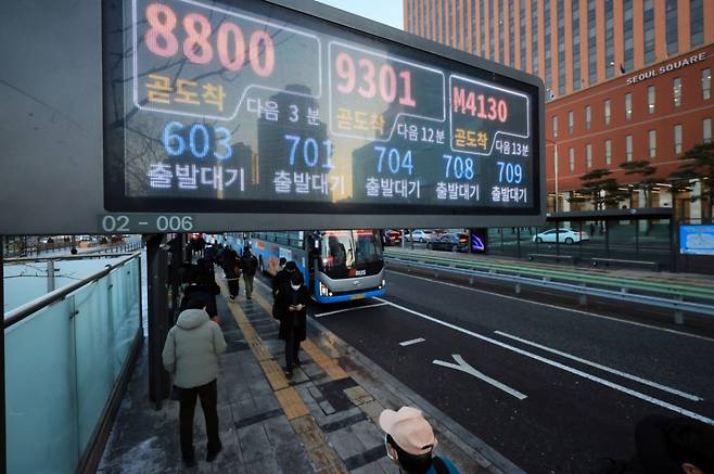 서울 시내버스가 총파업에 돌입한 13일 오전 서울역 버스환승센터 전광판에 시내버스 차고지 대기를 알리고 있다. 서울 시내버스가 파업으로 멈춰 서는 것은 2024년 이후 약 2년 만이다./사진=(서울=뉴스1) 김진환 기자