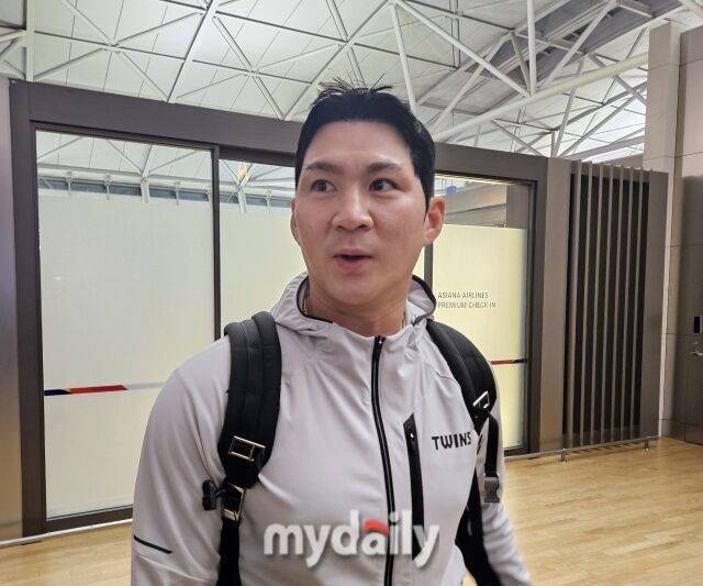LG 트윈스 오지환이 스프링캠프 출국 전에 인터뷰를 하고 있다./인천공항=심혜진 기자