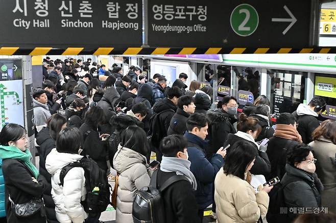 서울 시내버스 노동조합이 전면파업에 돌입한 13일 오전 서울 구로구 신도림역 지하철 2호선 승강장이 출근하는 시민들로 붐비고 있다. 임세준 기자