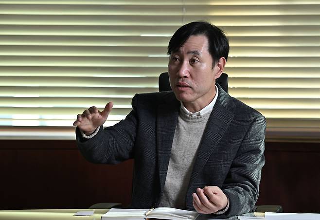 하태경 보험연수원장이 지난달 3일 오후 서울 성북구 보험연수원 집무실에서 인터뷰를 하고 있다. [헤럴드DB]