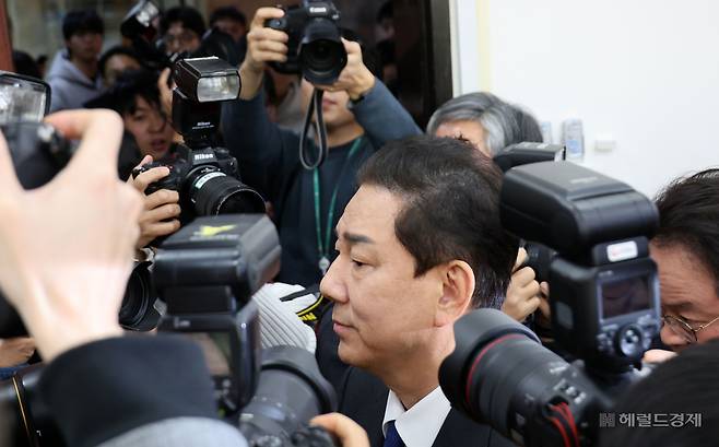 김병기 더불어민주당 의원이 지난달 30일 오전 서울 여의도 국회에서 열린 민주당 원내대책회의에서 원내대표직 사퇴 의사를 밝히며 회의실을 나서고 있다. [이상섭 기자]