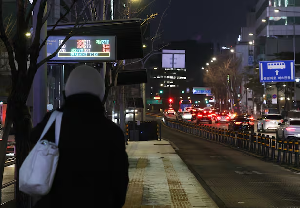 서울 시내버스 노동조합이 무기한 전면파업에 돌입한 13일 오전 서울 시내의 한 버스정류장에서 한 시민이 버스를 기다리고 있다. [연합]