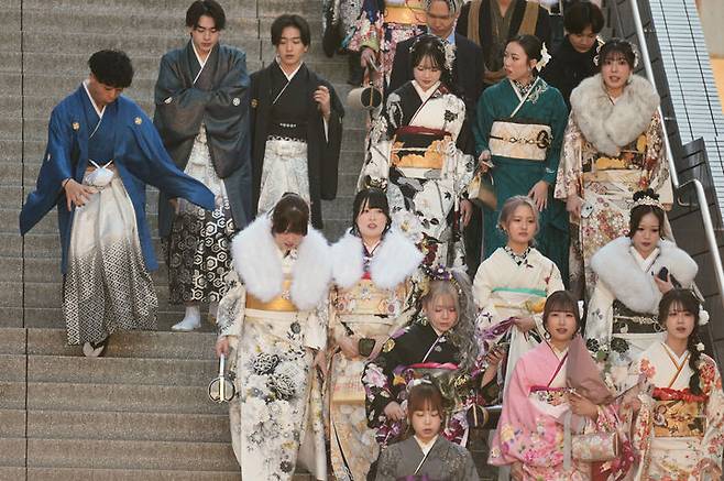 [요코하마=AP/뉴시스] 성년의 날인 12일 일본 요코하마에서 성년이 된 청년들이 성인식 행사장에 도착하고 있다. 일본은 매년 1월 두 번째 월요일이 성년의 날로 법정 공휴일이다. 2026.01.12.