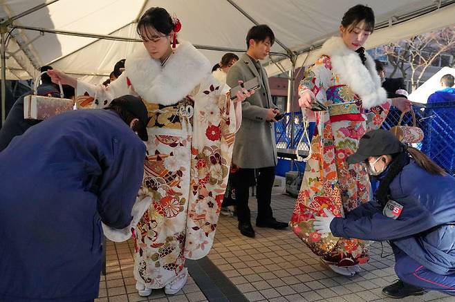 [요코하마=AP/뉴시스] 성년의 날인 12일 일본 요코하마에서 성년이 된 청년들이 성인식 행사장에 입장하면서 보안 검사를 받고 있다. 일본은 매년 1월 두 번째 월요일이 성년의 날로 법정 공휴일이다. 2026.01.12.
